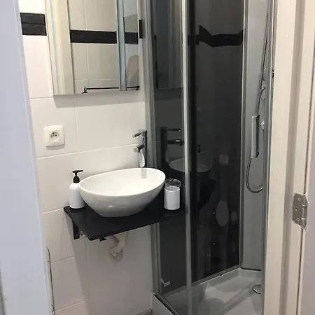 2 Sides Готель типу 